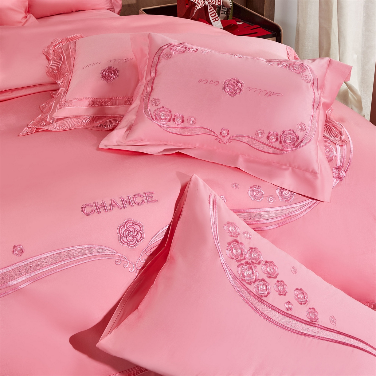 91家纺网 家纺一手货源 找家纺 美娘阁 2025新款长绒棉全棉贡缎提花款新中式古典韵味精美刺绣婚庆四件套-系列三 花卉款-沁馨花语（粉）