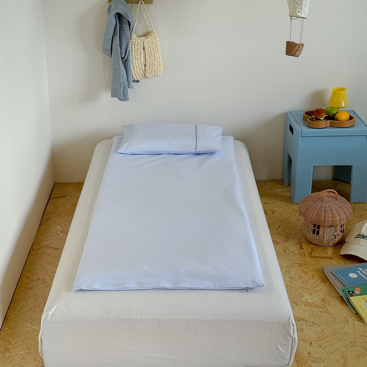 91家纺网 家纺一手货源 找家纺 喜多兔儿童家纺 2025新款小美好13372纯棉绣花幼儿园被子三件套多件套 蓝色美好小熊