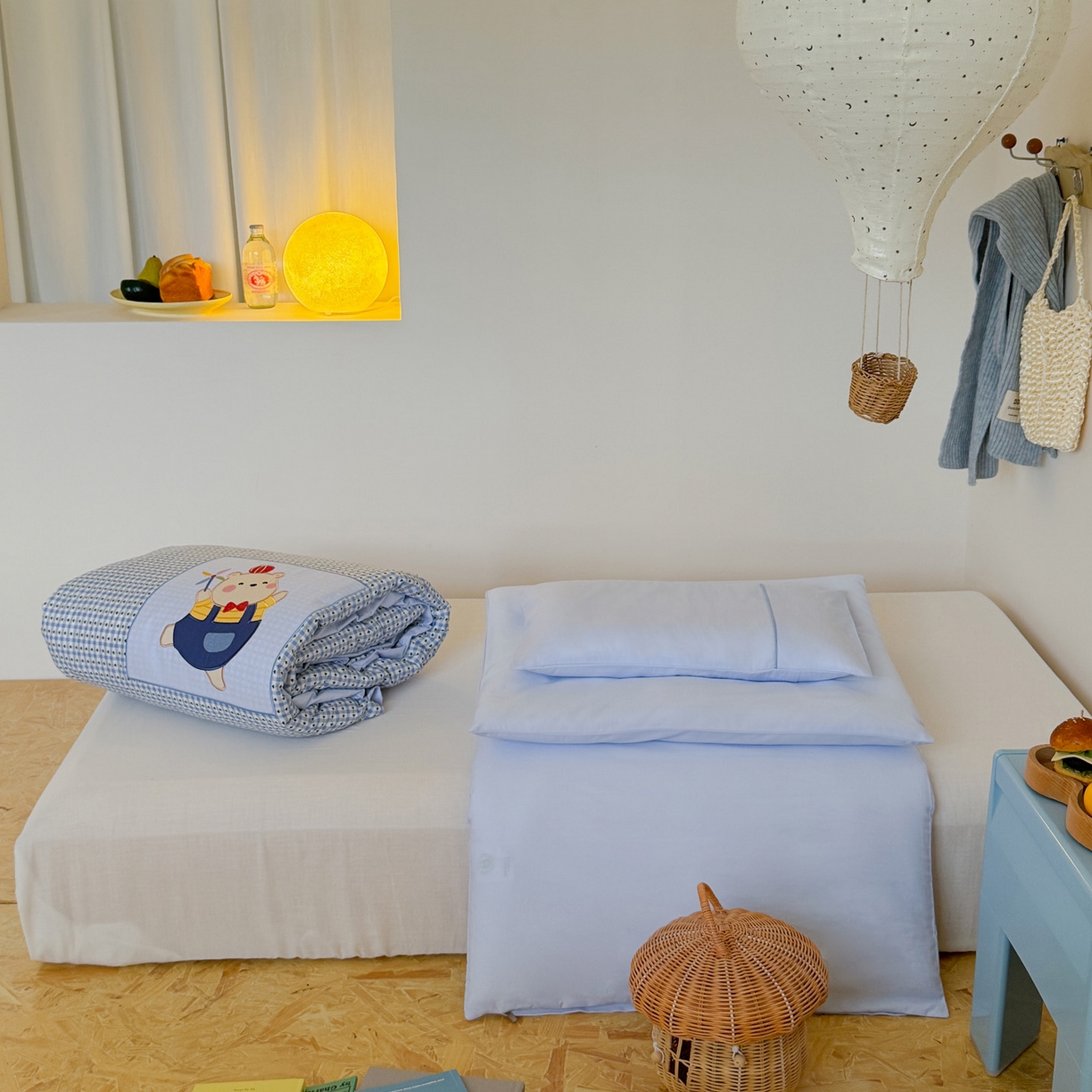 91家纺网 家纺一手货源 找家纺 喜多兔儿童家纺 2025新款小美好13372纯棉绣花幼儿园被子三件套多件套 蓝色美好小熊