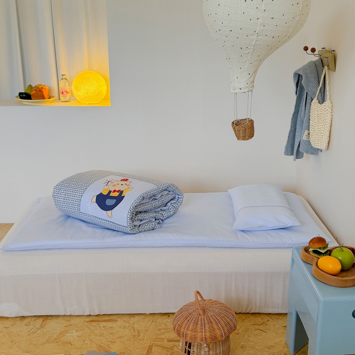 91家纺网 家纺一手货源 找家纺 喜多兔儿童家纺 2025新款小美好13372纯棉绣花幼儿园被子三件套多件套 蓝色美好小熊