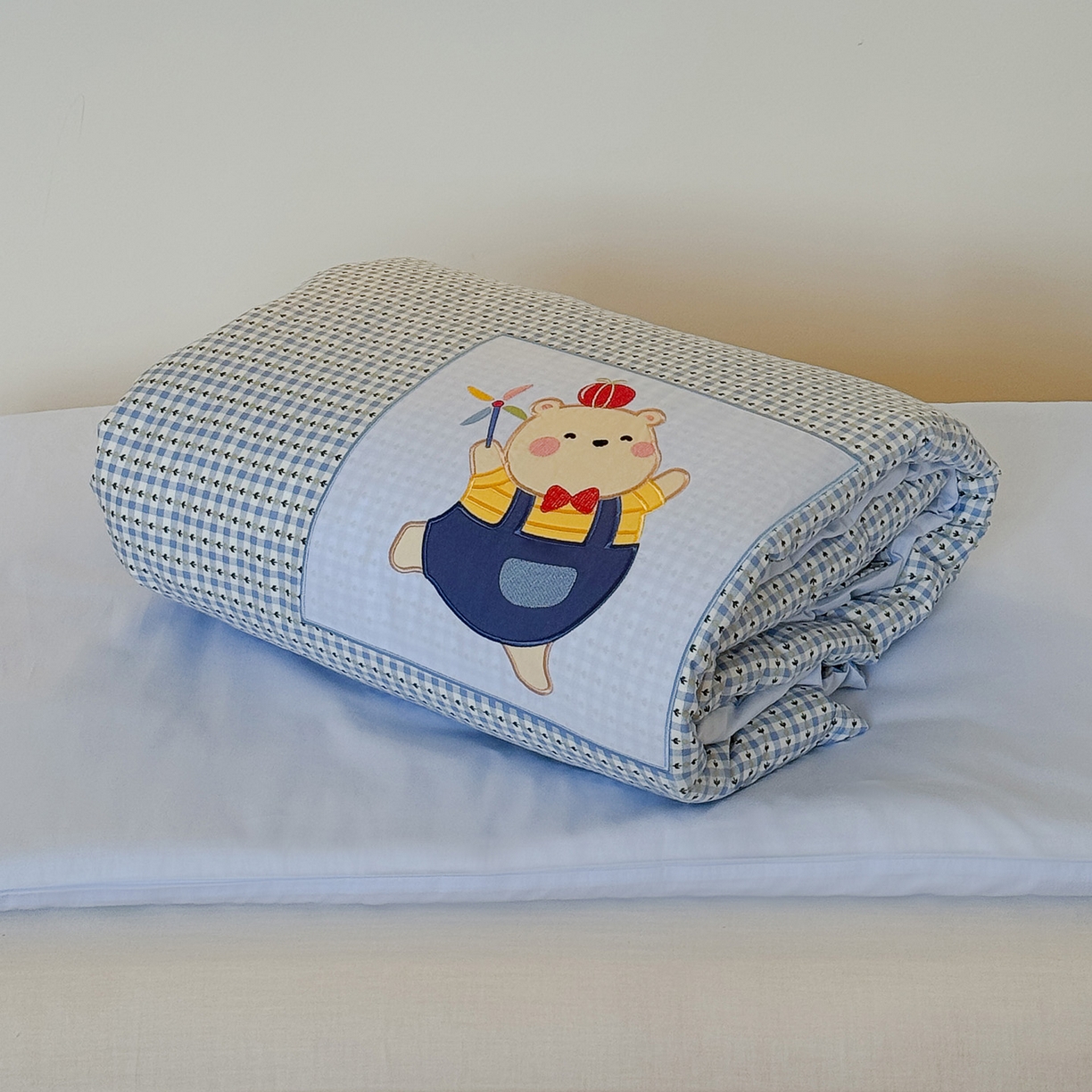 91家纺网 家纺一手货源 找家纺 喜多兔儿童家纺 2025新款小美好13372纯棉绣花幼儿园被子三件套多件套 蓝色美好小熊