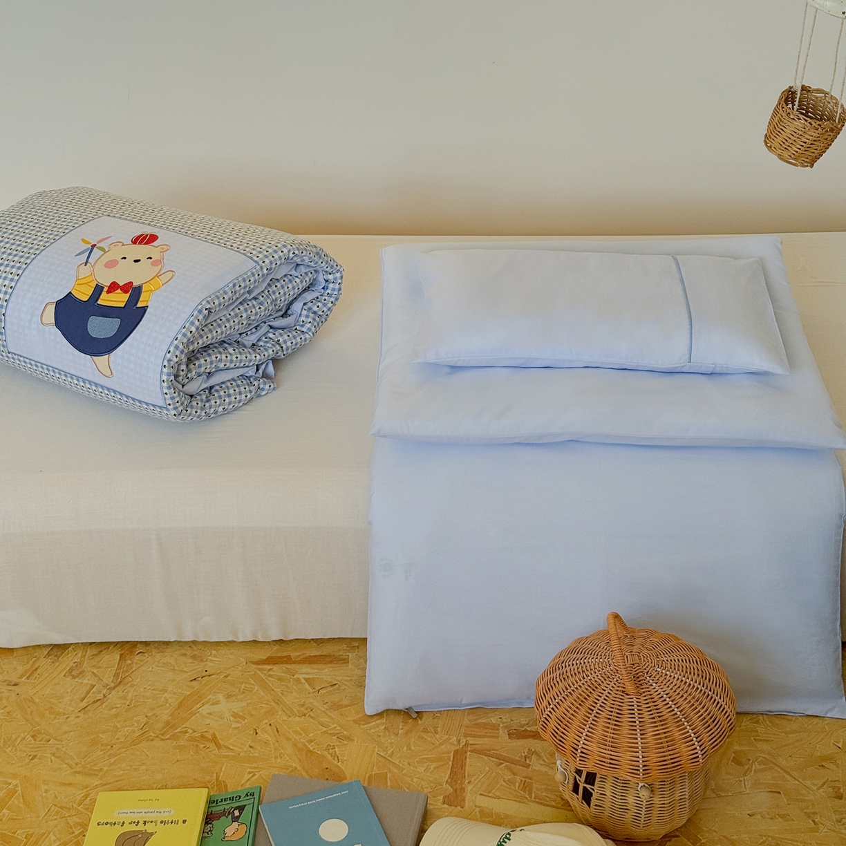 91家纺网 家纺一手货源 找家纺 喜多兔儿童家纺 2025新款小美好13372纯棉绣花幼儿园被子三件套多件套 蓝色美好小熊