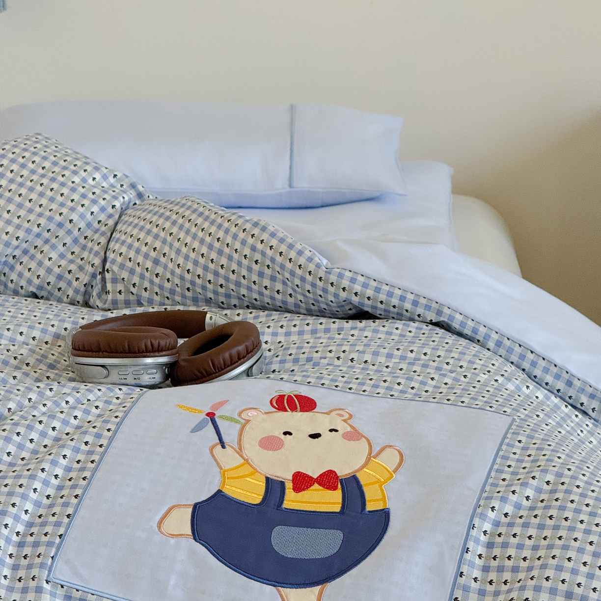 91家纺网 家纺一手货源 找家纺 喜多兔儿童家纺 2025新款小美好13372纯棉绣花幼儿园被子三件套多件套 蓝色美好小熊