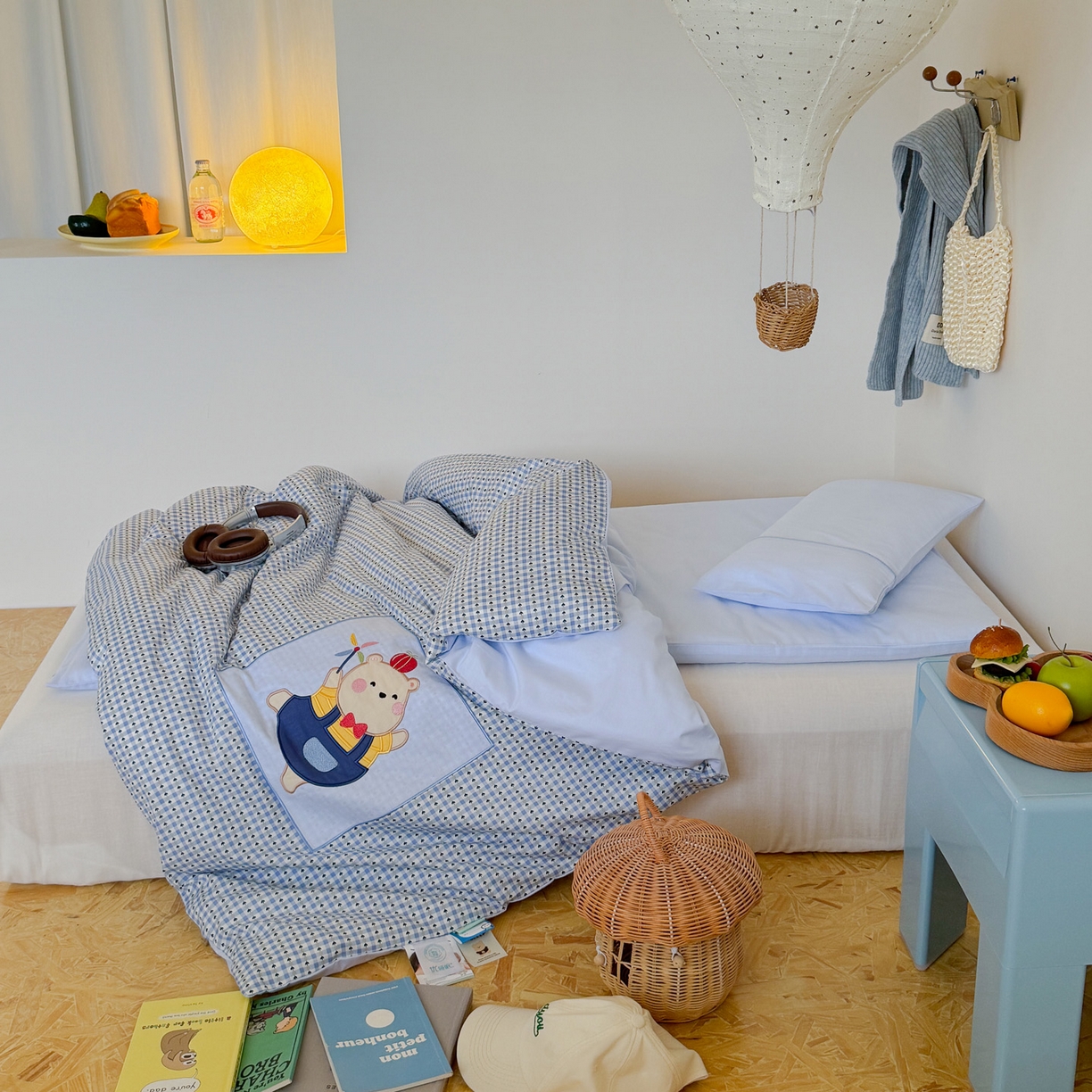 91家纺网 家纺一手货源 找家纺 喜多兔儿童家纺 2025新款小美好13372纯棉绣花幼儿园被子三件套多件套 蓝色美好小熊