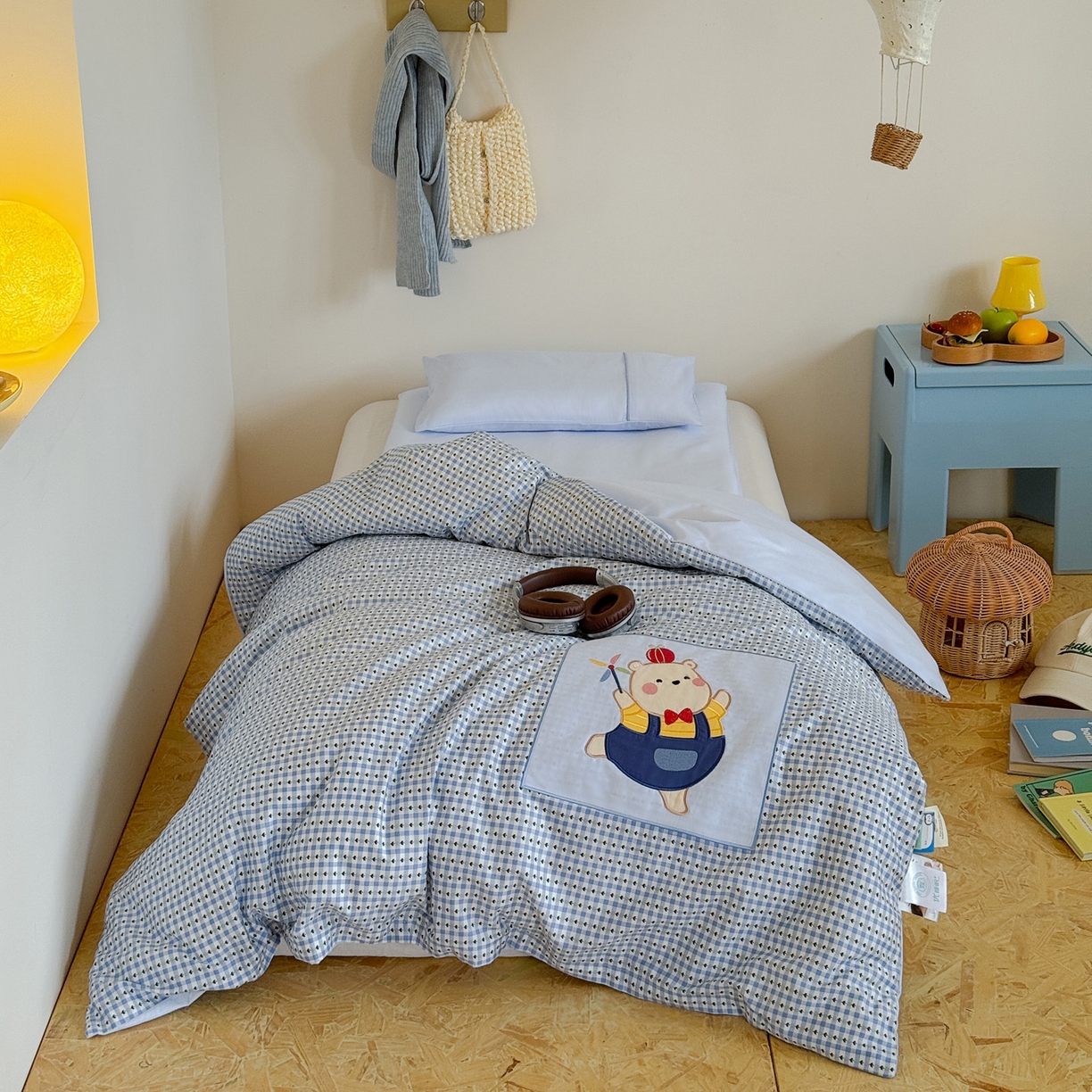 91家纺网 家纺一手货源 找家纺 喜多兔儿童家纺 2025新款小美好13372纯棉绣花幼儿园被子三件套多件套 蓝色美好小熊