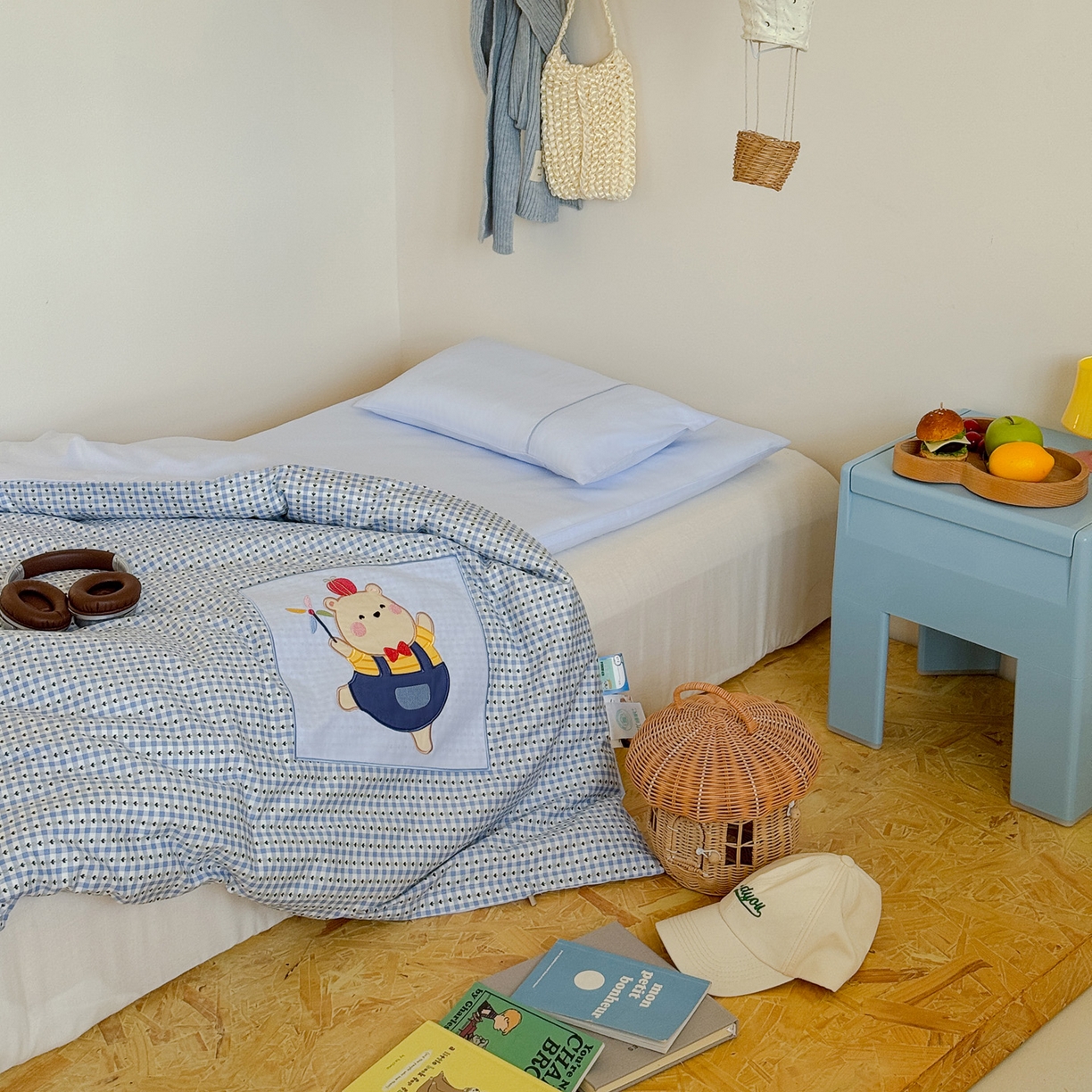 91家纺网 家纺一手货源 找家纺 喜多兔儿童家纺 2025新款小美好13372纯棉绣花幼儿园被子三件套多件套 蓝色美好小熊