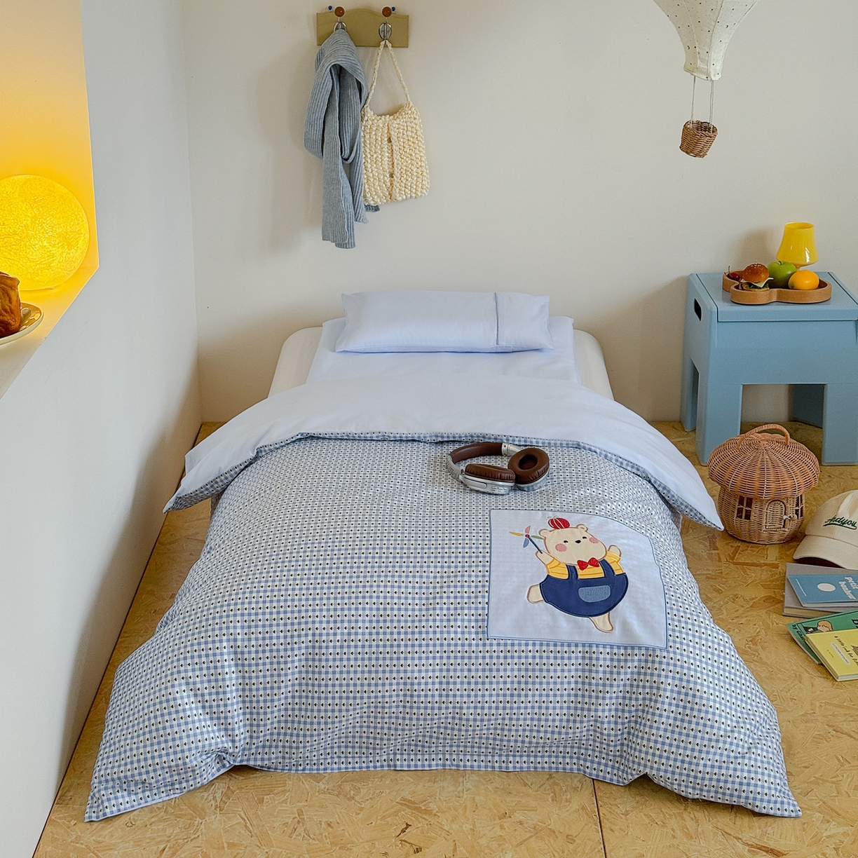 91家纺网 家纺一手货源 找家纺 喜多兔儿童家纺 2025新款小美好13372纯棉绣花幼儿园被子三件套多件套 蓝色美好小熊