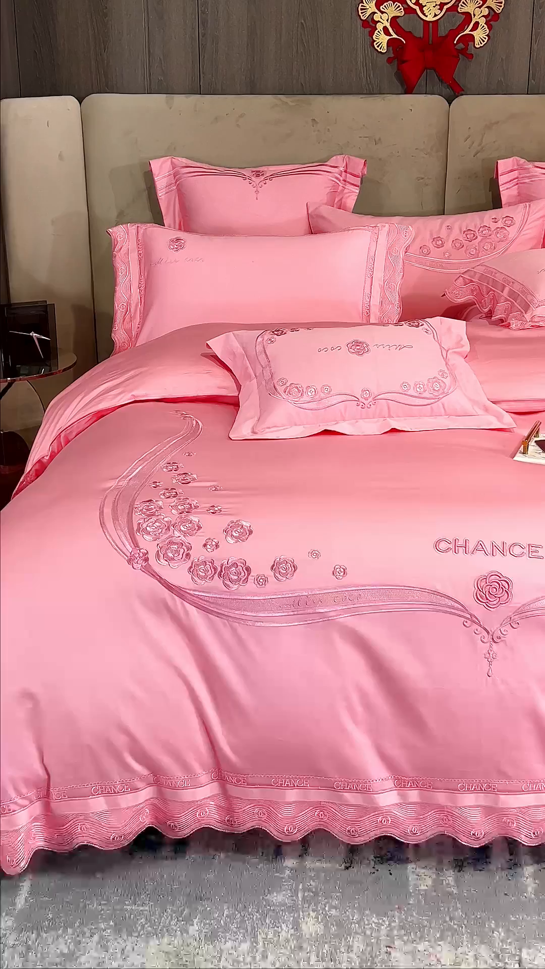 91家纺网 家纺一手货源 找家纺 美娘阁 2025新款长绒棉全棉贡缎提花款新中式古典韵味精美刺绣婚庆四件套-系列三 花卉款-沁馨花语（粉）