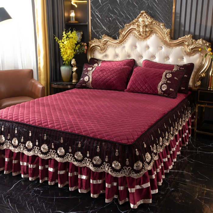 91家纺网 家纺一手货源 找家纺 能好家纺 2025新款蕾丝工艺水晶绒夹棉床裙 酒红