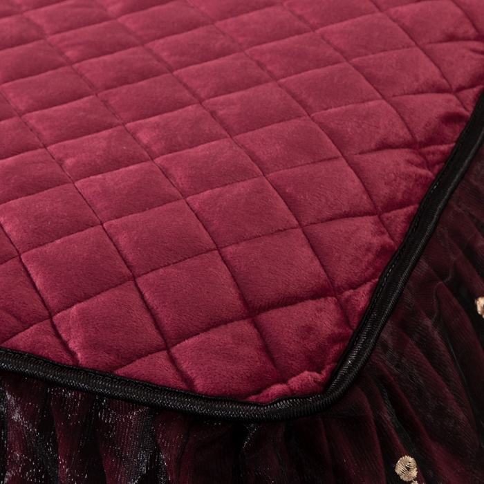 91家纺网 家纺一手货源 找家纺 能好家纺 2025新款蕾丝工艺水晶绒夹棉床裙 酒红