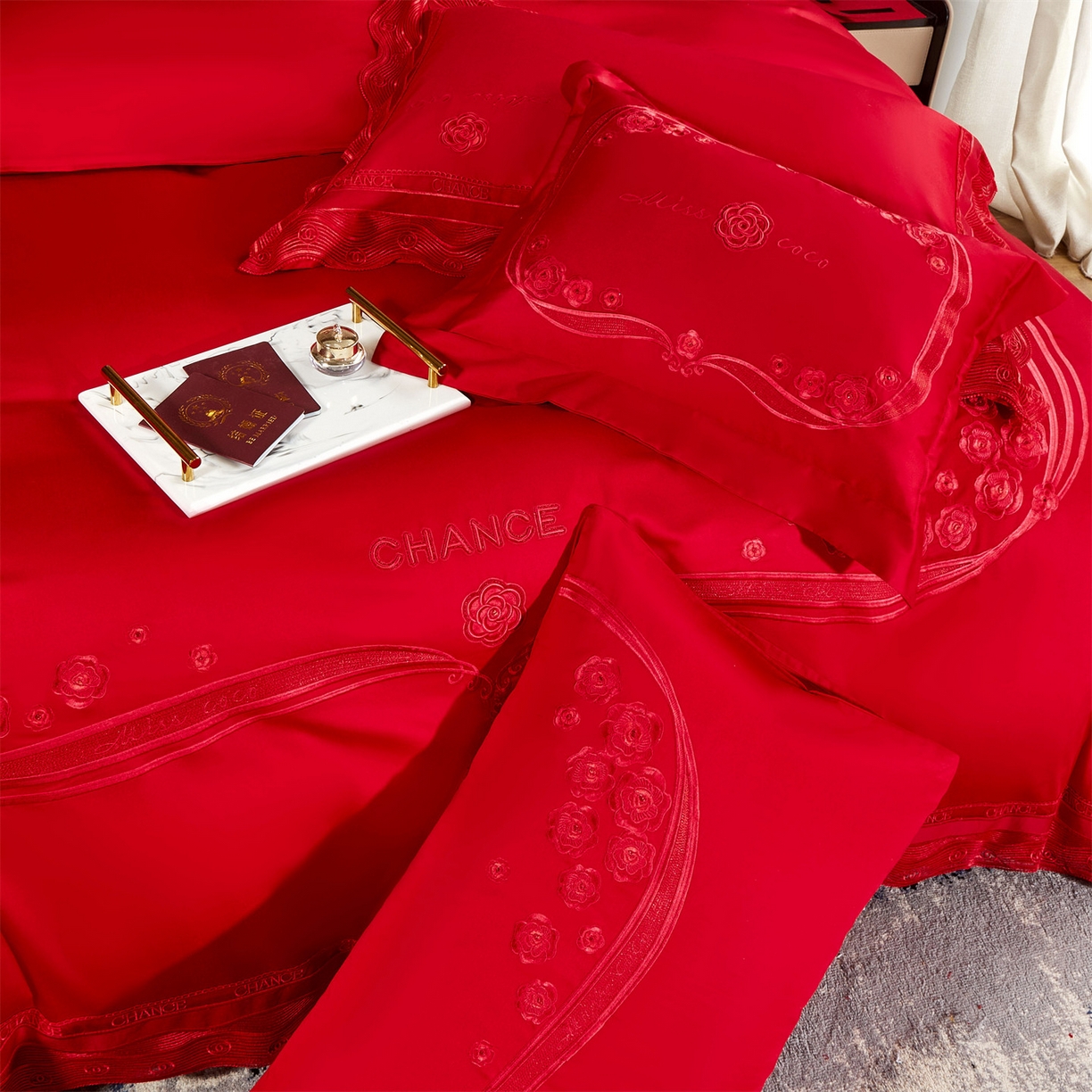91家纺网 家纺一手货源 找家纺 美娘阁 2025新款长绒棉全棉贡缎提花款新中式古典韵味精美刺绣婚庆四件套-系列三 花卉款-沁馨花语（红）