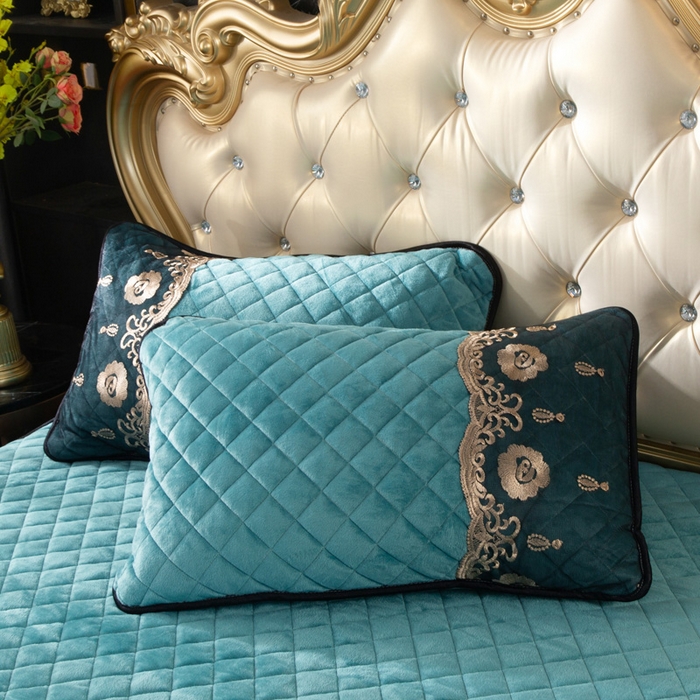 91家纺网 家纺一手货源 找家纺 能好家纺 2025新款蕾丝工艺水晶绒夹棉床裙 宝石兰