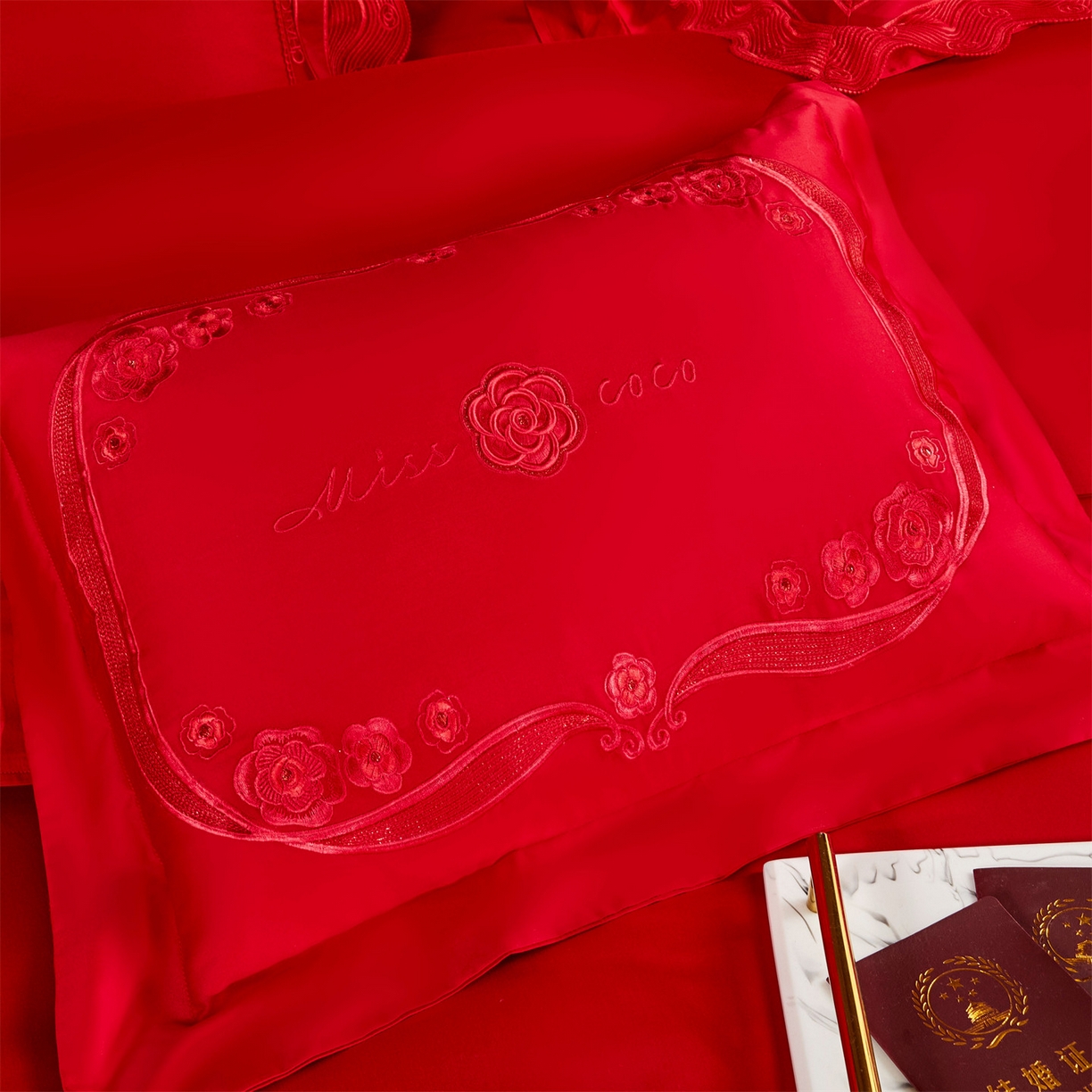 91家纺网 家纺一手货源 找家纺 美娘阁 2025新款长绒棉全棉贡缎提花款新中式古典韵味精美刺绣婚庆四件套-系列三 花卉款-沁馨花语（红）