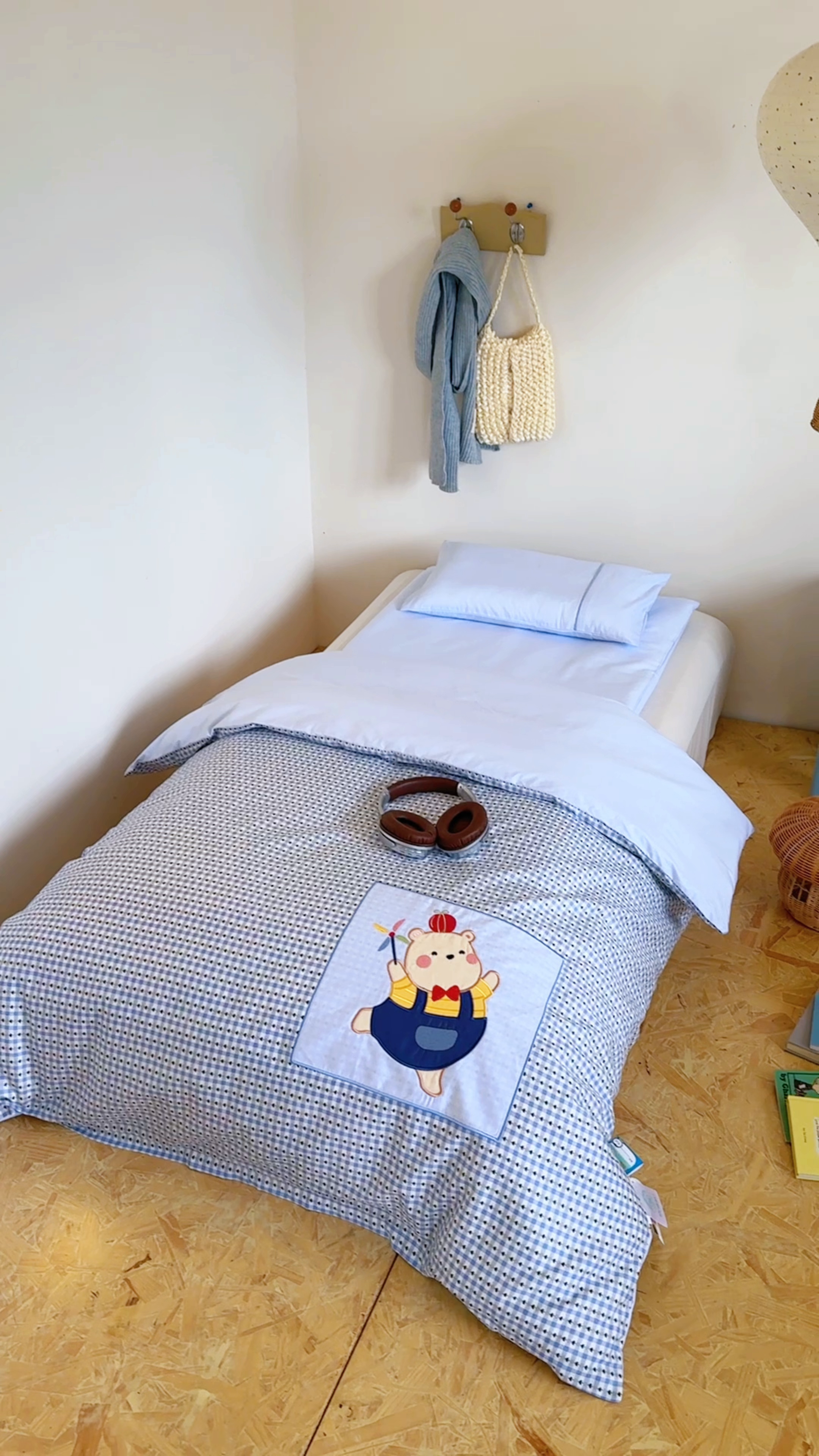 91家纺网 家纺一手货源 找家纺 喜多兔儿童家纺 2025新款小美好13372纯棉绣花幼儿园被子三件套多件套 蓝色美好小熊