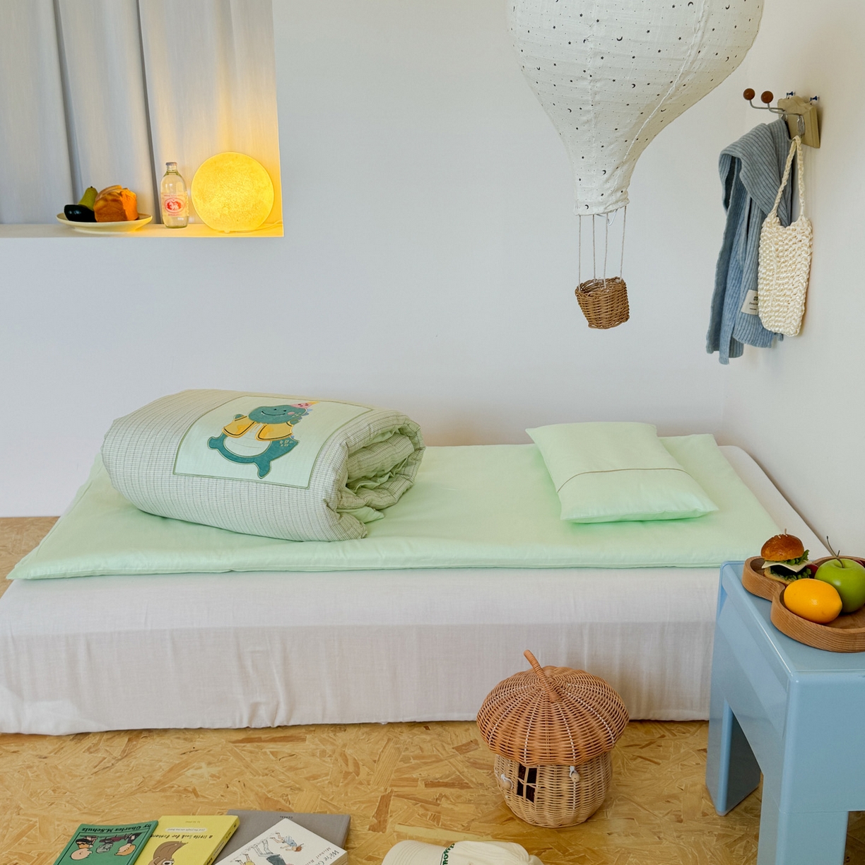 91家纺网 家纺一手货源 找家纺 喜多兔儿童家纺 2025新款小美好13372纯棉绣花幼儿园被子三件套多件套 绿色美好小恐龙