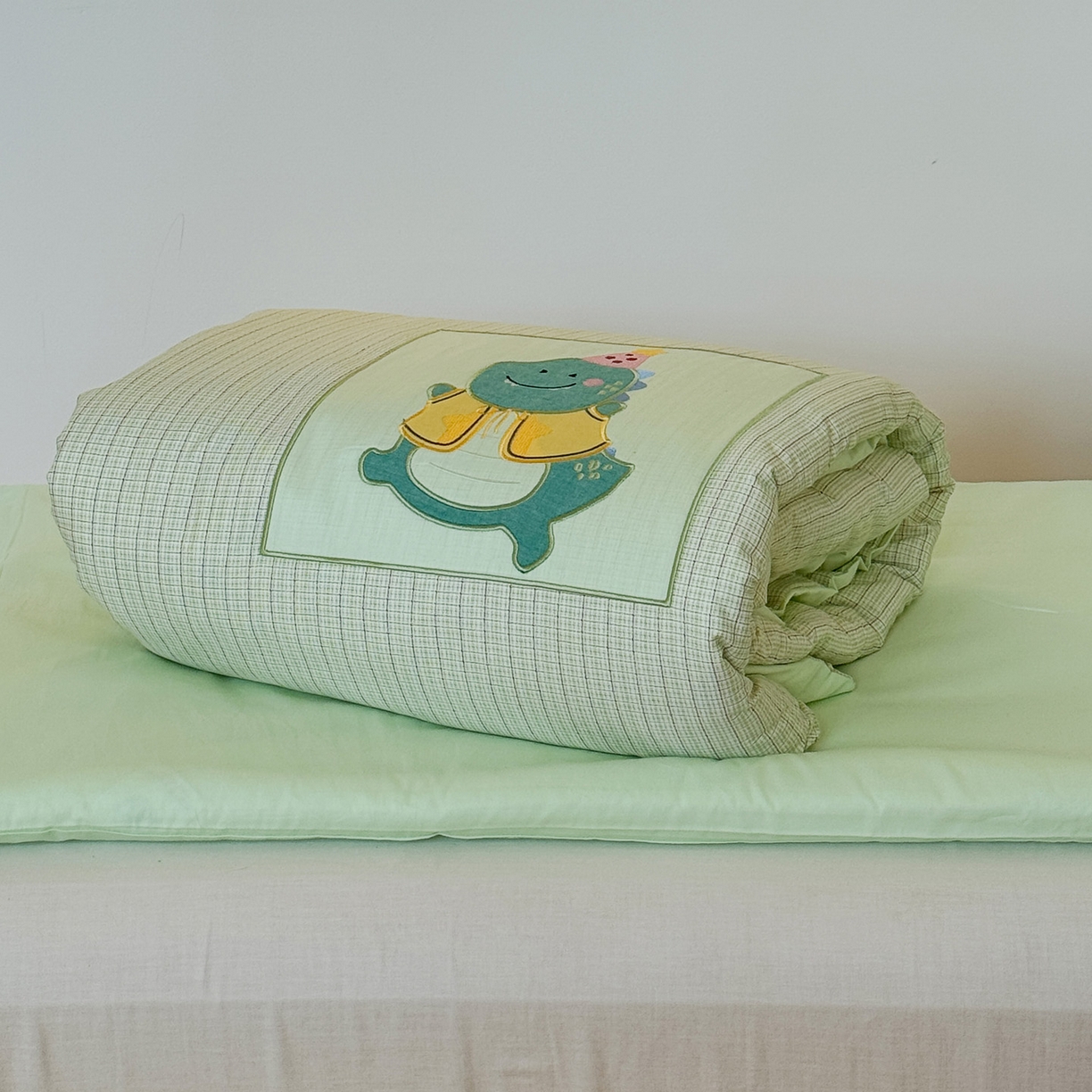 91家纺网 家纺一手货源 找家纺 喜多兔儿童家纺 2025新款小美好13372纯棉绣花幼儿园被子三件套多件套 绿色美好小恐龙