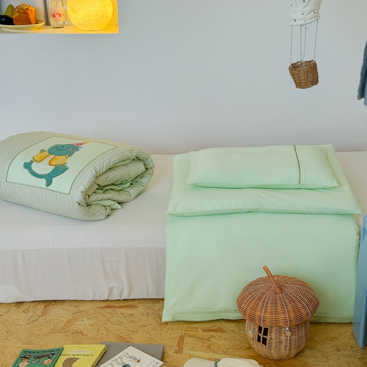 91家纺网 家纺一手货源 找家纺 喜多兔儿童家纺 2025新款小美好13372纯棉绣花幼儿园被子三件套多件套 绿色美好小恐龙