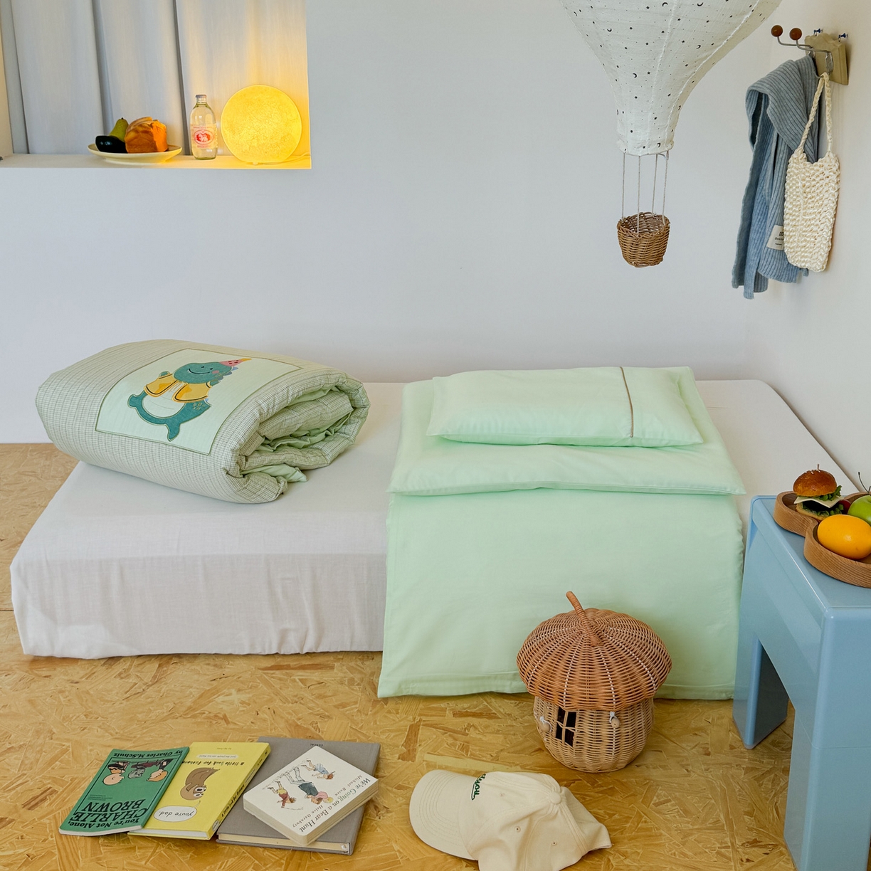 91家纺网 家纺一手货源 找家纺 喜多兔儿童家纺 2025新款小美好13372纯棉绣花幼儿园被子三件套多件套 绿色美好小恐龙