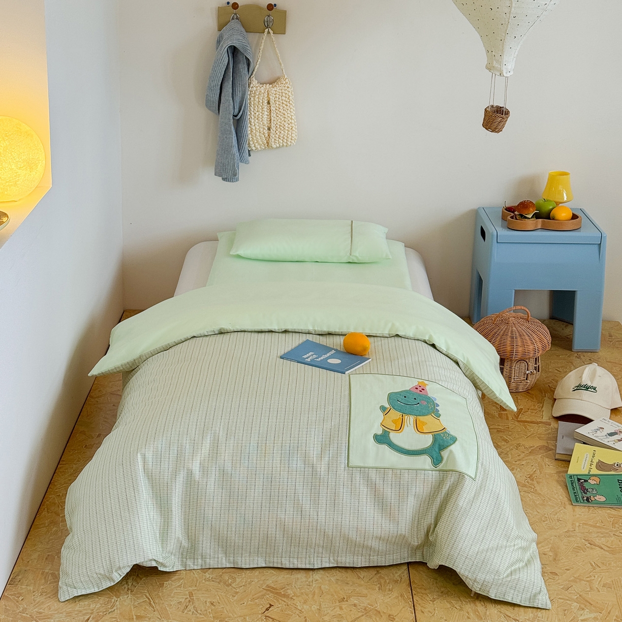 91家纺网 家纺一手货源 找家纺 喜多兔儿童家纺 2025新款小美好13372纯棉绣花幼儿园被子三件套多件套 绿色美好小恐龙