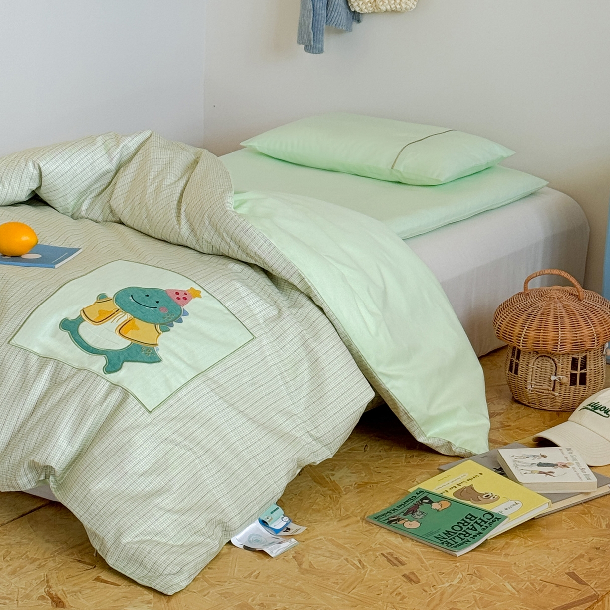 91家纺网 家纺一手货源 找家纺 喜多兔儿童家纺 2025新款小美好13372纯棉绣花幼儿园被子三件套多件套 绿色美好小恐龙