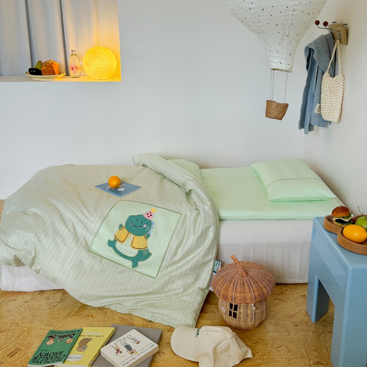 91家纺网 家纺一手货源 找家纺 喜多兔儿童家纺 2025新款小美好13372纯棉绣花幼儿园被子三件套多件套 绿色美好小恐龙