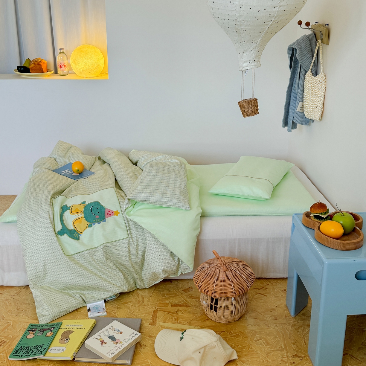 91家纺网 家纺一手货源 找家纺 喜多兔儿童家纺 2025新款小美好13372纯棉绣花幼儿园被子三件套多件套 绿色美好小恐龙