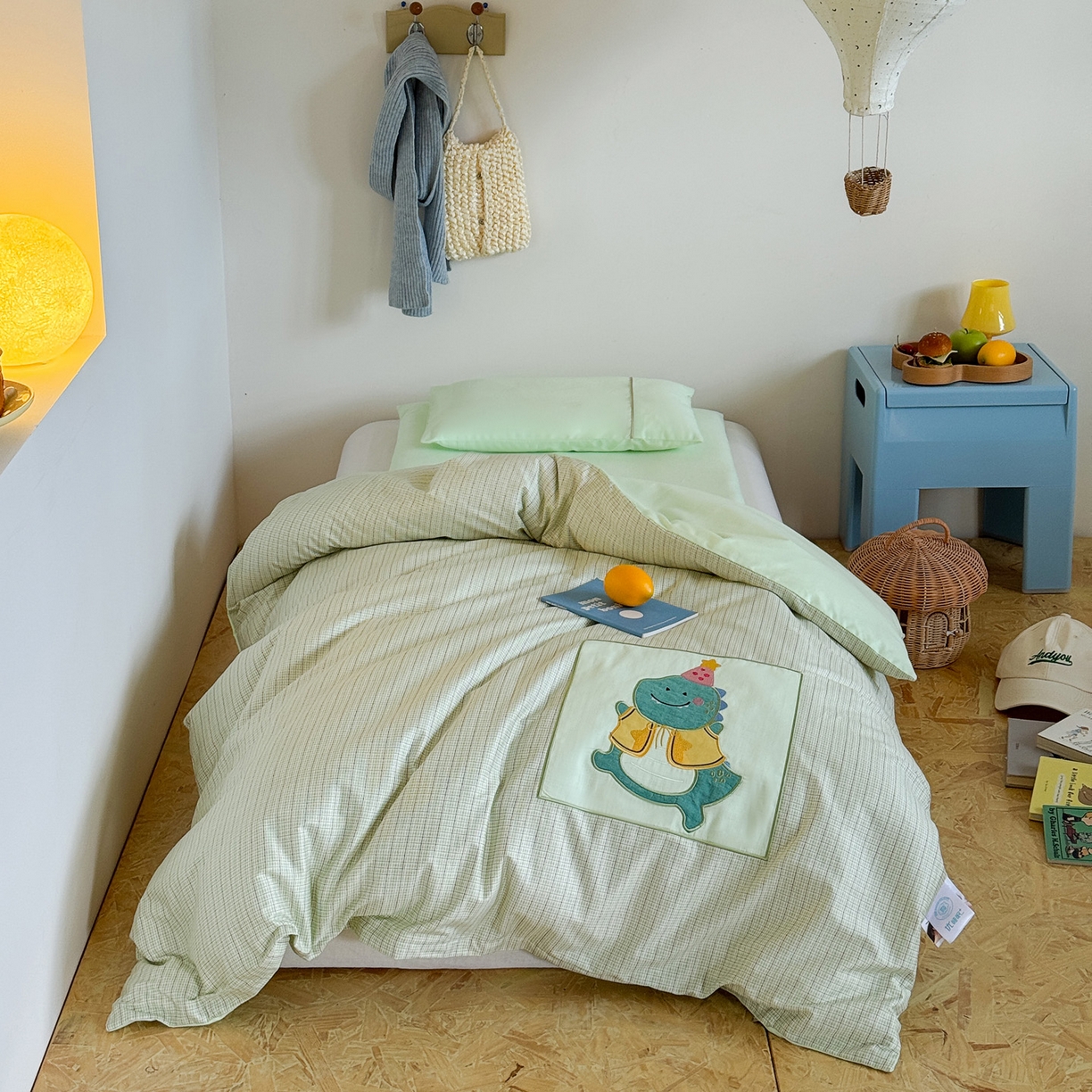 91家纺网 家纺一手货源 找家纺 喜多兔儿童家纺 2025新款小美好13372纯棉绣花幼儿园被子三件套多件套 绿色美好小恐龙
