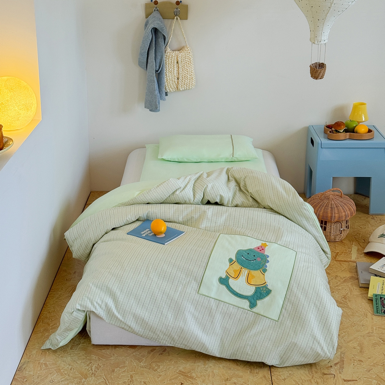 91家纺网 家纺一手货源 找家纺 喜多兔儿童家纺 2025新款小美好13372纯棉绣花幼儿园被子三件套多件套 绿色美好小恐龙