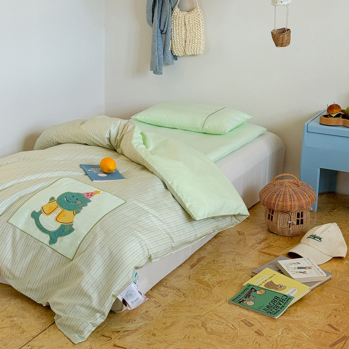 91家纺网 家纺一手货源 找家纺 喜多兔儿童家纺 2025新款小美好13372纯棉绣花幼儿园被子三件套多件套 绿色美好小恐龙