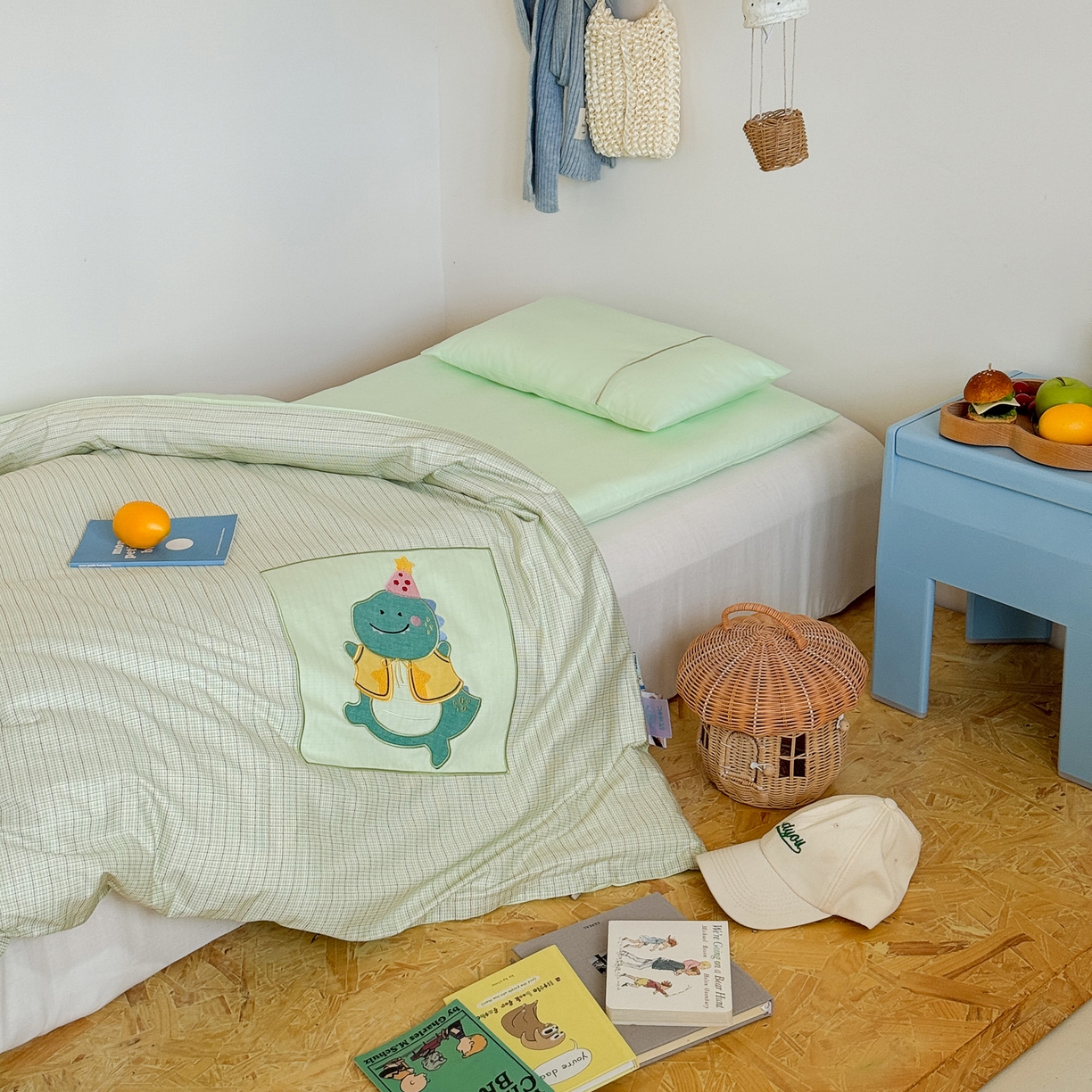 91家纺网 家纺一手货源 找家纺 喜多兔儿童家纺 2025新款小美好13372纯棉绣花幼儿园被子三件套多件套 绿色美好小恐龙