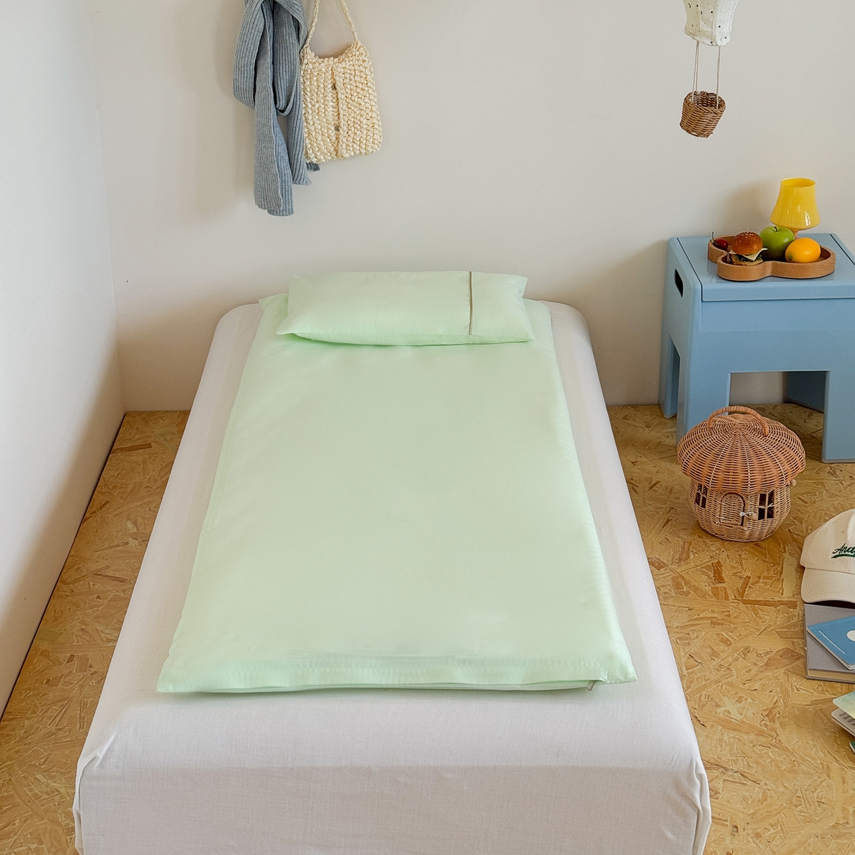 91家纺网 家纺一手货源 找家纺 喜多兔儿童家纺 2025新款小美好13372纯棉绣花幼儿园被子三件套多件套 绿色美好小青蛙