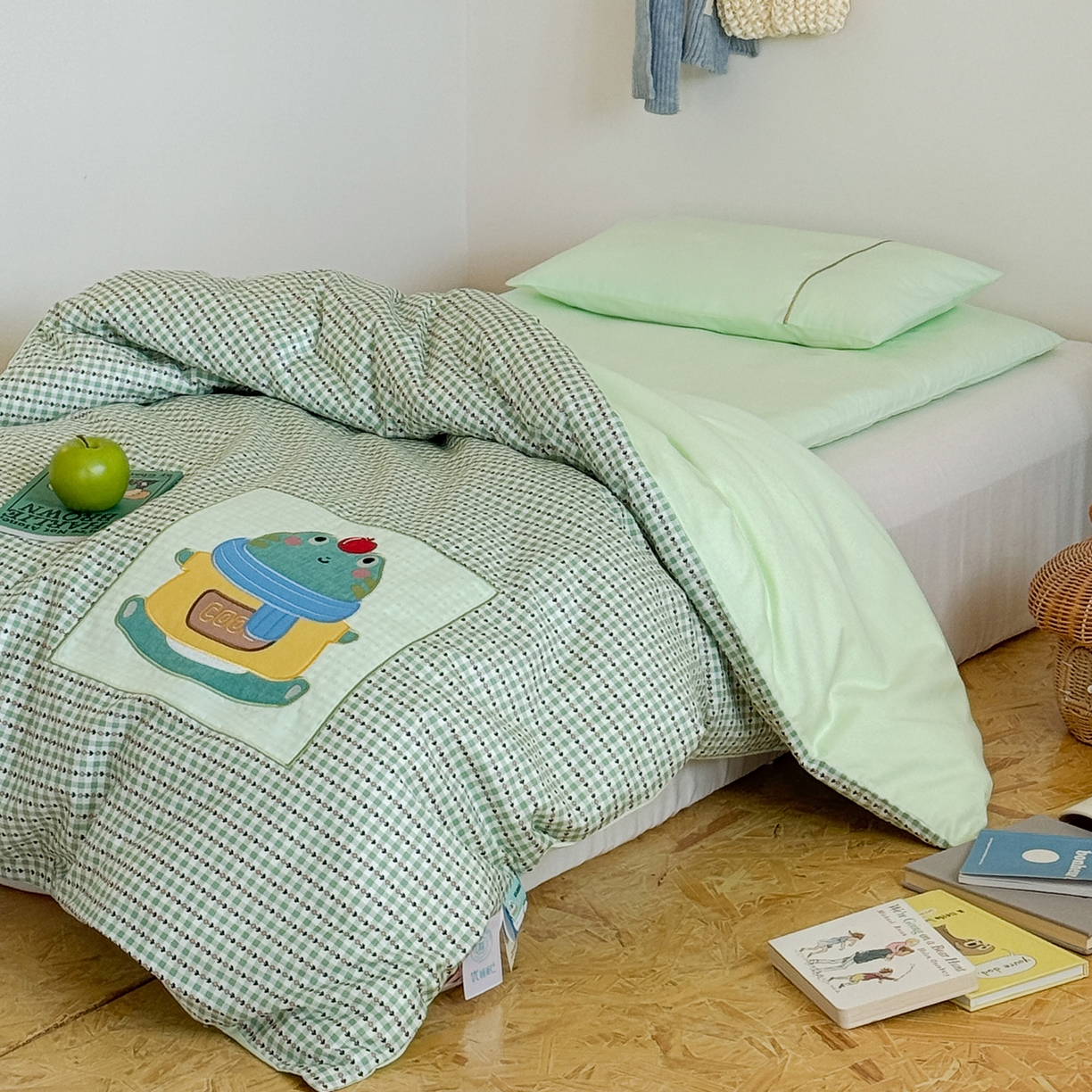 91家纺网 家纺一手货源 找家纺 喜多兔儿童家纺 2025新款小美好13372纯棉绣花幼儿园被子三件套多件套 绿色美好小青蛙