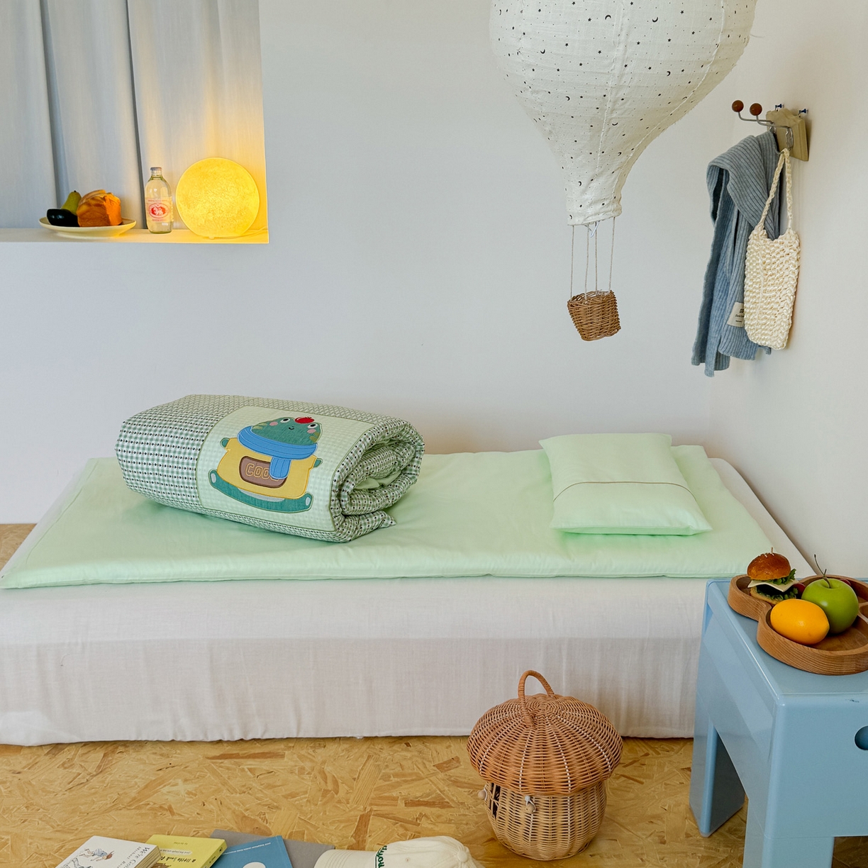 91家纺网 家纺一手货源 找家纺 喜多兔儿童家纺 2025新款小美好13372纯棉绣花幼儿园被子三件套多件套 绿色美好小青蛙