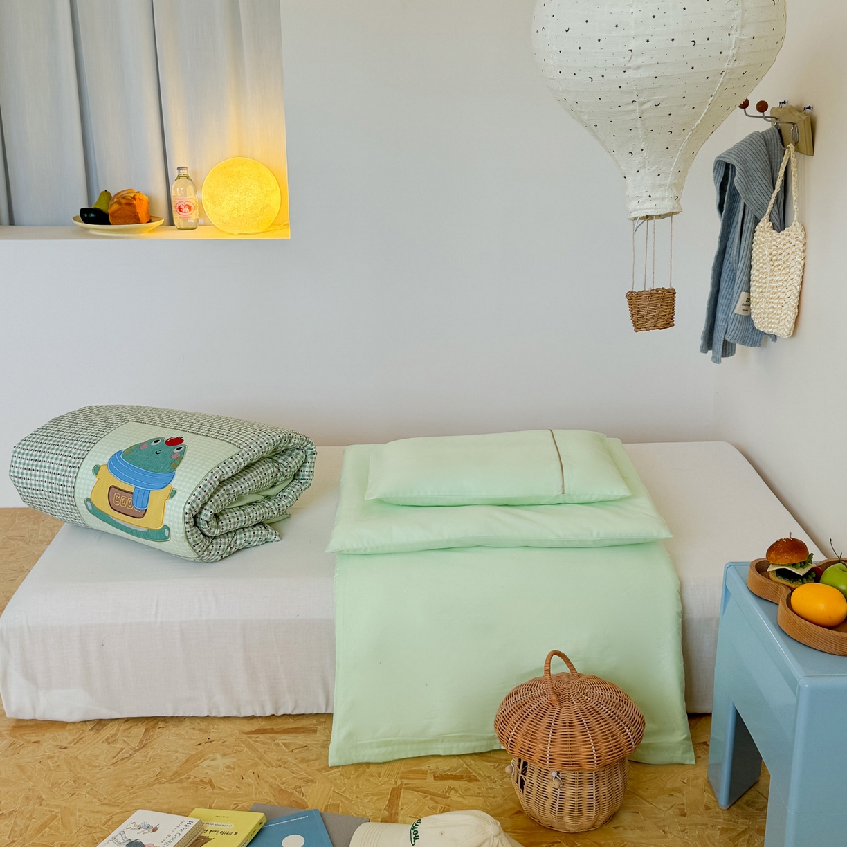 91家纺网 家纺一手货源 找家纺 喜多兔儿童家纺 2025新款小美好13372纯棉绣花幼儿园被子三件套多件套 绿色美好小青蛙