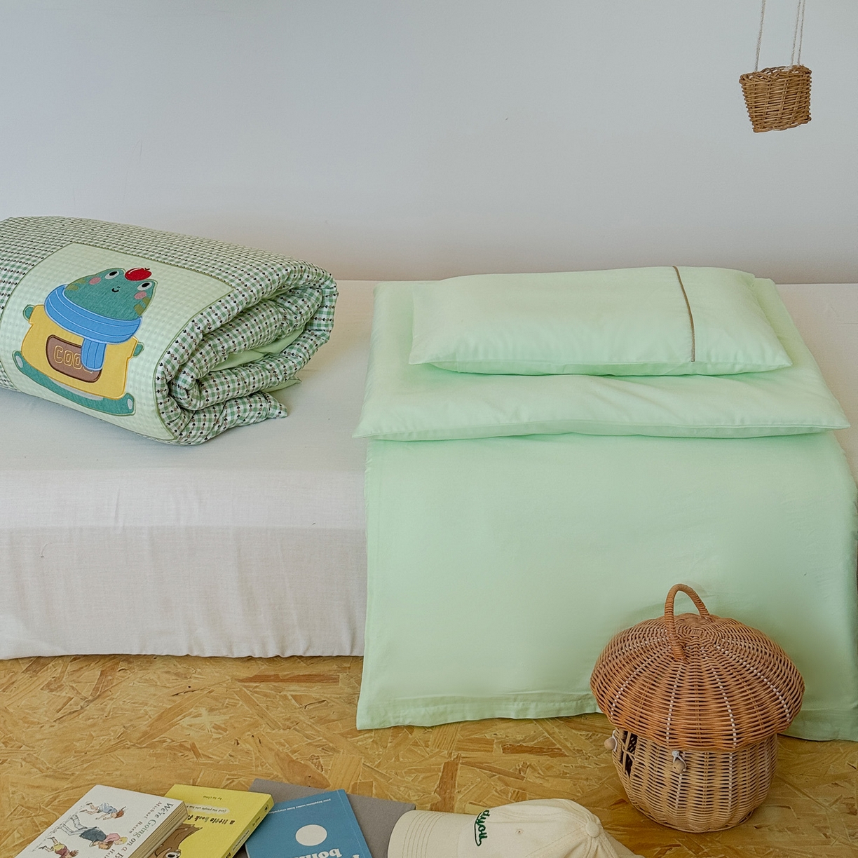 91家纺网 家纺一手货源 找家纺 喜多兔儿童家纺 2025新款小美好13372纯棉绣花幼儿园被子三件套多件套 绿色美好小青蛙