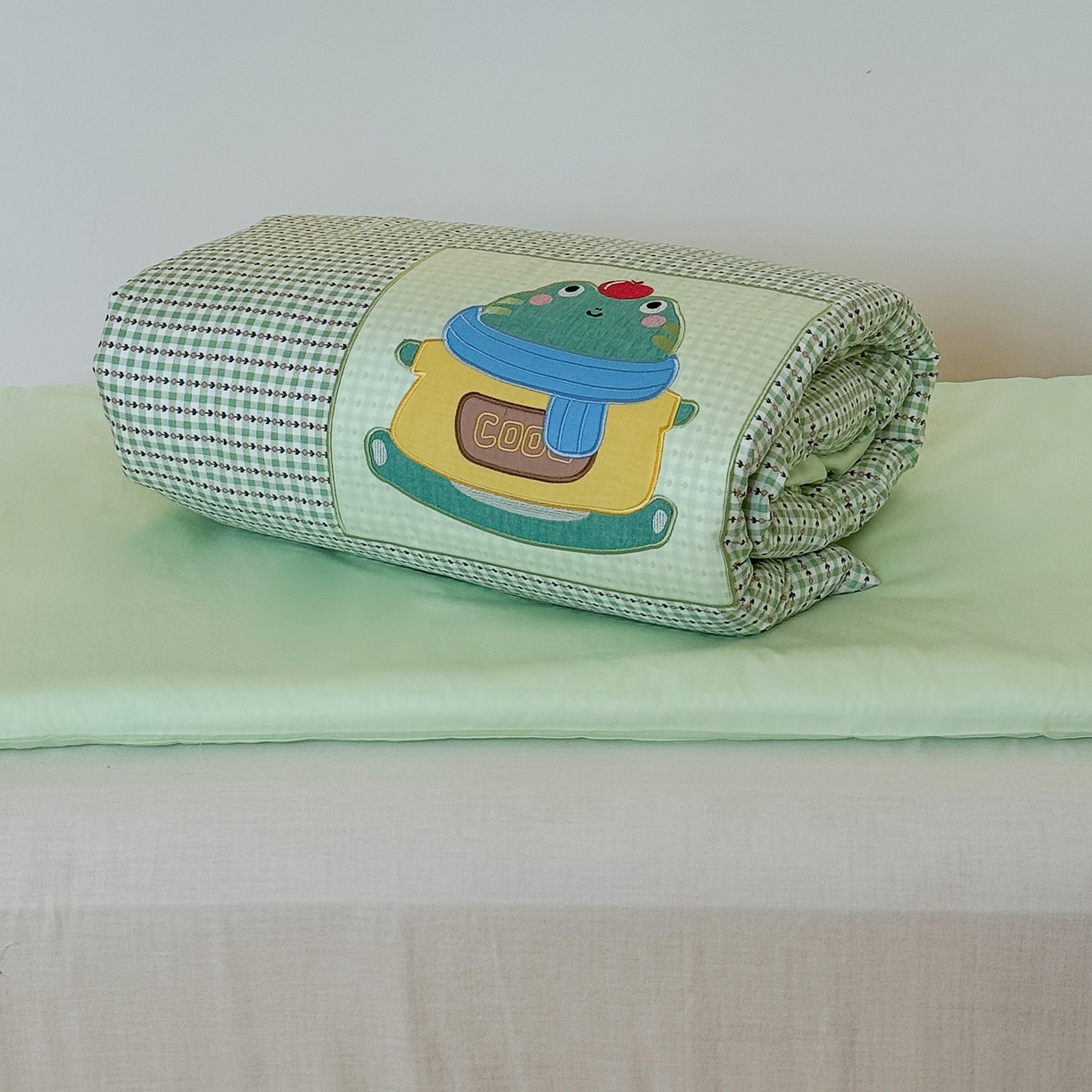 91家纺网 家纺一手货源 找家纺 喜多兔儿童家纺 2025新款小美好13372纯棉绣花幼儿园被子三件套多件套 绿色美好小青蛙