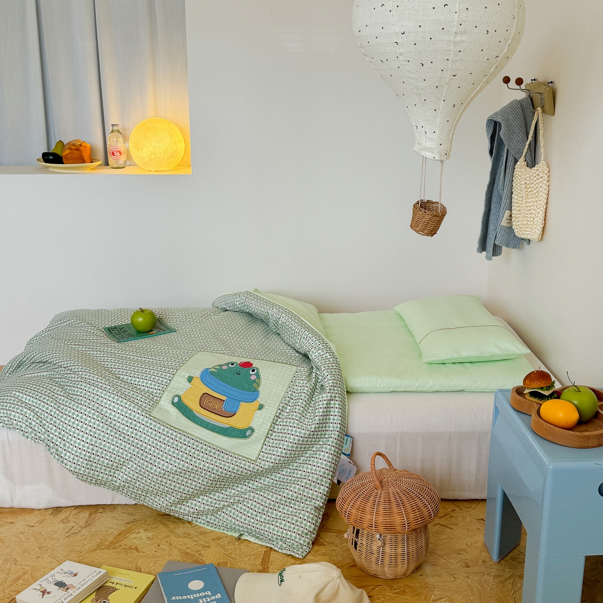 91家纺网 家纺一手货源 找家纺 喜多兔儿童家纺 2025新款小美好13372纯棉绣花幼儿园被子三件套多件套 绿色美好小青蛙