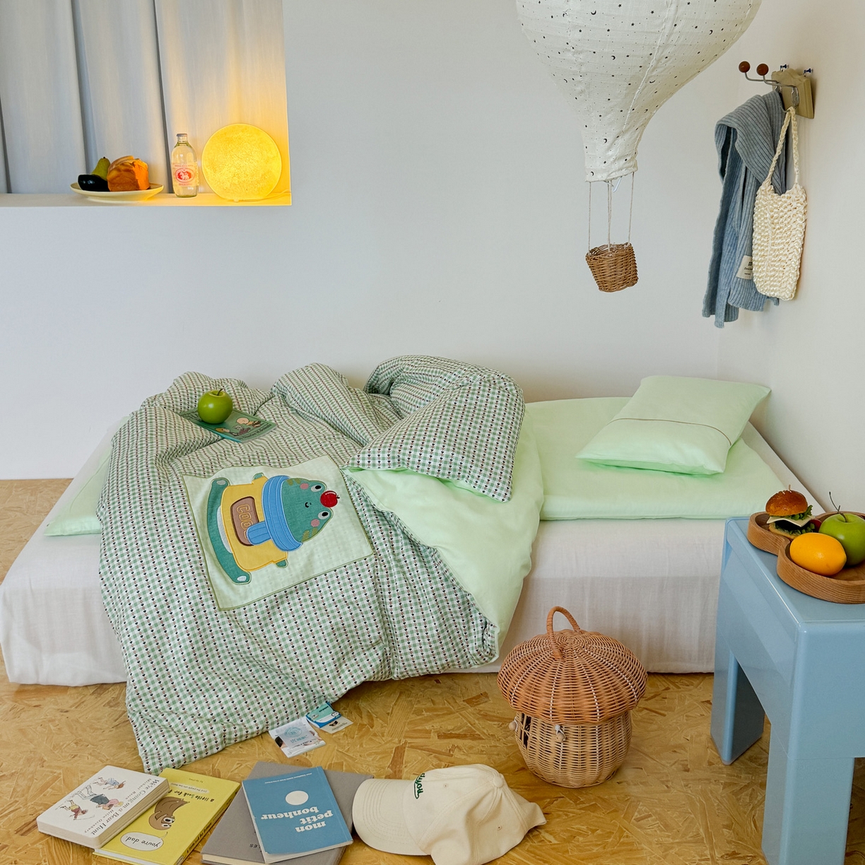 91家纺网 家纺一手货源 找家纺 喜多兔儿童家纺 2025新款小美好13372纯棉绣花幼儿园被子三件套多件套 绿色美好小青蛙