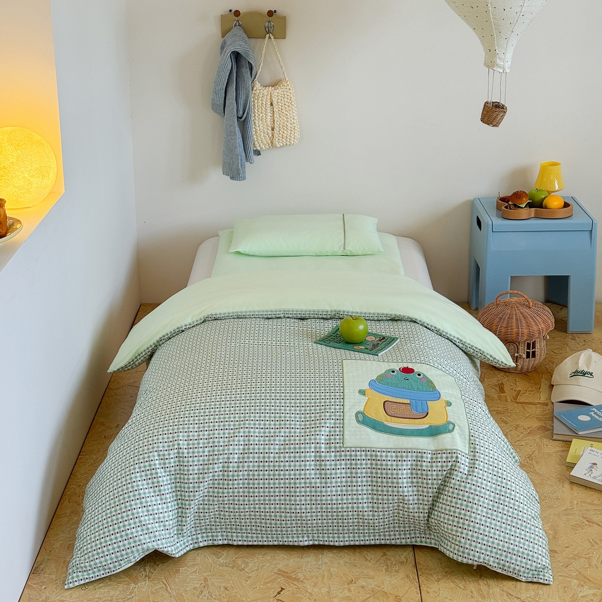 91家纺网 家纺一手货源 找家纺 喜多兔儿童家纺 2025新款小美好13372纯棉绣花幼儿园被子三件套多件套 绿色美好小青蛙