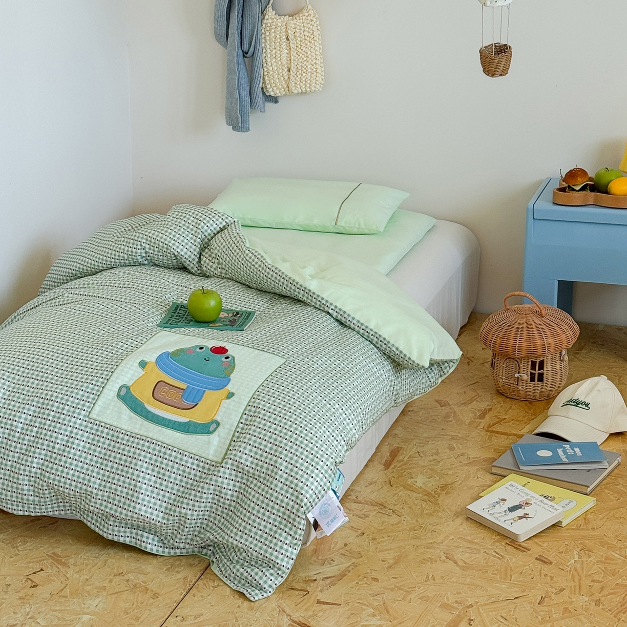 91家纺网 家纺一手货源 找家纺 喜多兔儿童家纺 2025新款小美好13372纯棉绣花幼儿园被子三件套多件套 绿色美好小青蛙