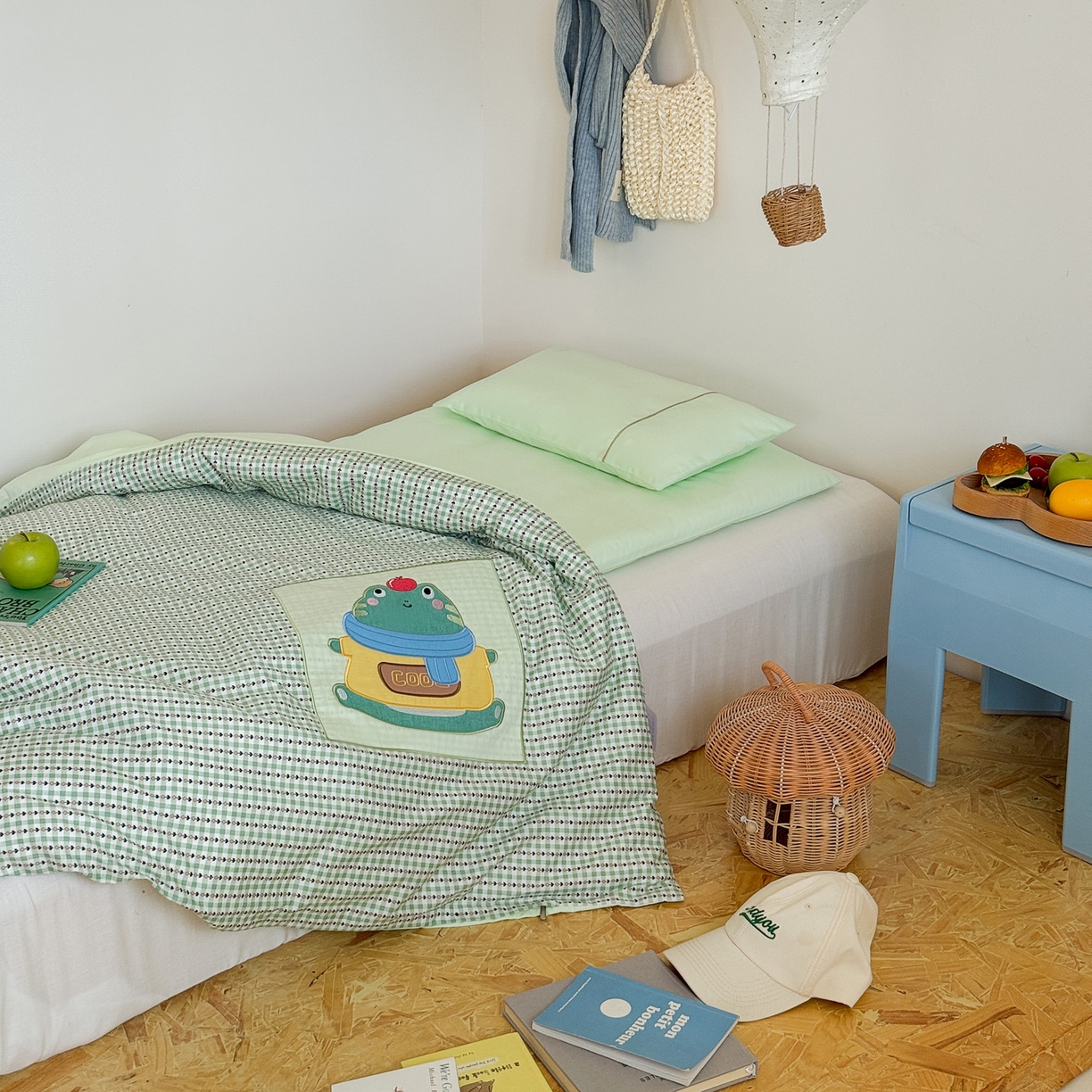 91家纺网 家纺一手货源 找家纺 喜多兔儿童家纺 2025新款小美好13372纯棉绣花幼儿园被子三件套多件套 绿色美好小青蛙