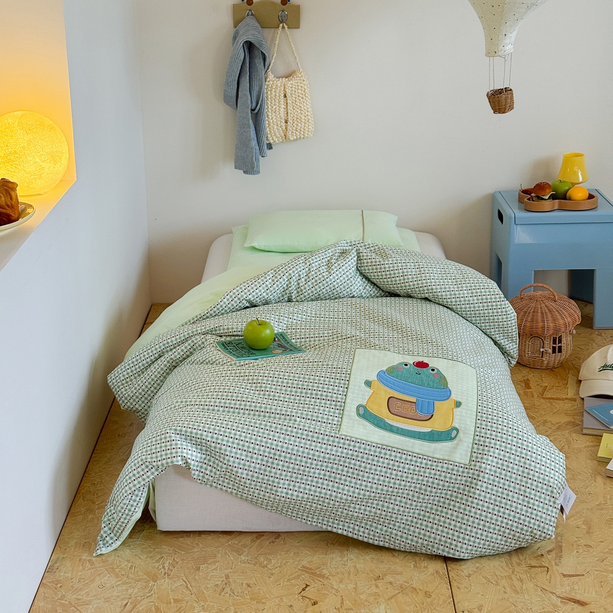 91家纺网 家纺一手货源 找家纺 喜多兔儿童家纺 2025新款小美好13372纯棉绣花幼儿园被子三件套多件套 绿色美好小青蛙