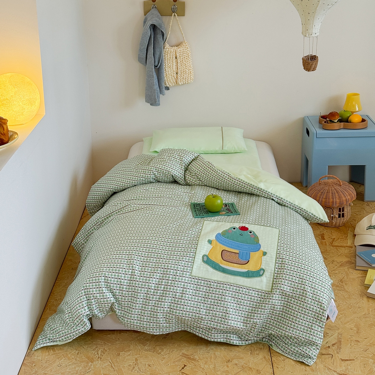 91家纺网 家纺一手货源 找家纺 喜多兔儿童家纺 2025新款小美好13372纯棉绣花幼儿园被子三件套多件套 绿色美好小青蛙