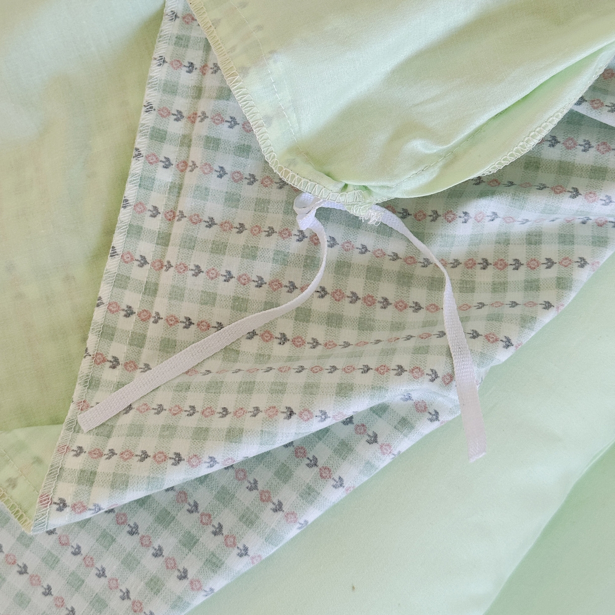 91家纺网 家纺一手货源 找家纺 喜多兔儿童家纺 2025新款小美好13372纯棉绣花幼儿园被子三件套多件套 绿色美好小青蛙