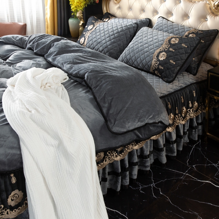 91家纺网 家纺一手货源 找家纺 能好家纺 2025新款亲肤舒适水晶绒夹棉床裙款系列四件套 灰