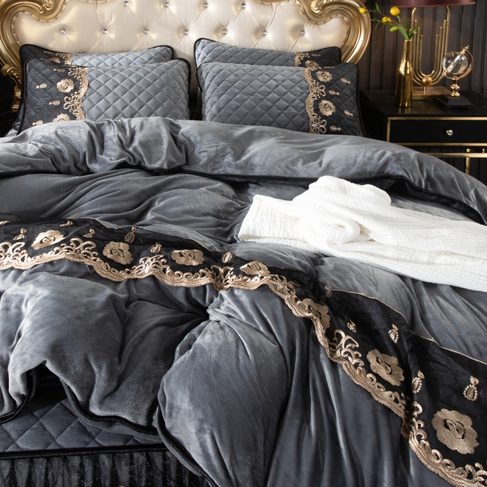 91家纺网 家纺一手货源 找家纺 能好家纺 2025新款亲肤舒适水晶绒夹棉床裙款系列四件套 灰