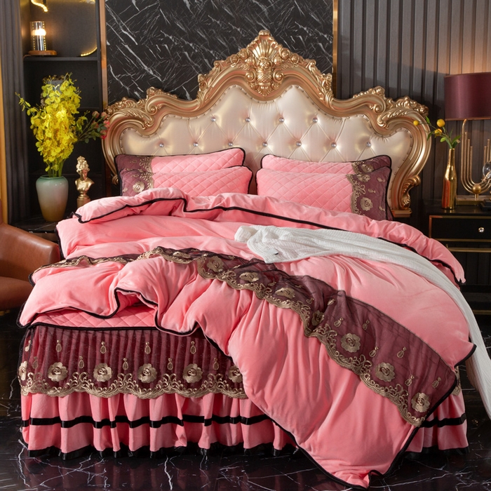 91家纺网 家纺一手货源 找家纺 能好家纺 2025新款亲肤舒适水晶绒夹棉床裙款系列四件套 粉玉