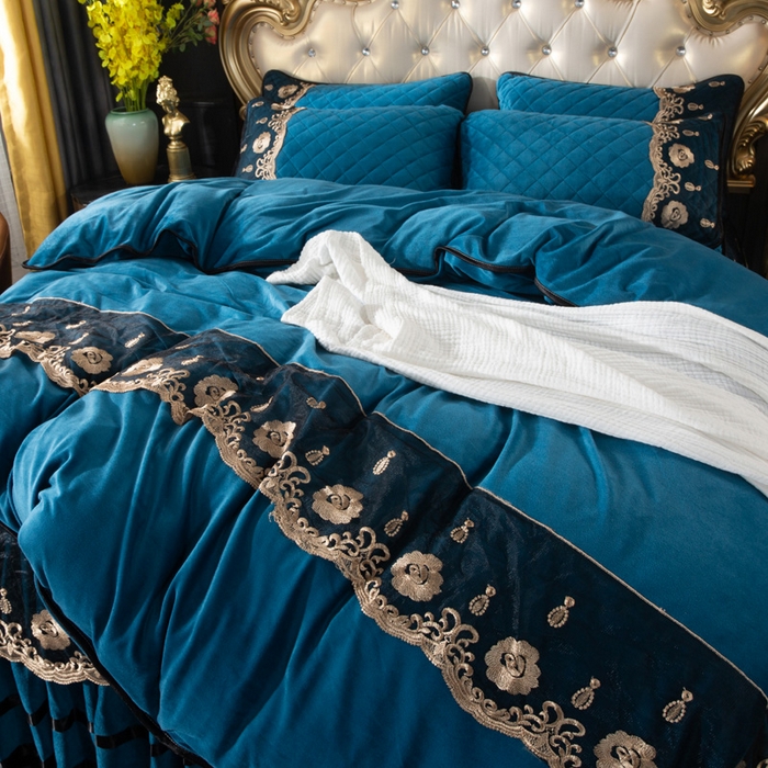 91家纺网 家纺一手货源 找家纺 能好家纺 2025新款亲肤舒适水晶绒夹棉床裙款系列四件套 月光蓝