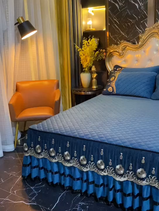 91家纺网 家纺一手货源 找家纺 能好家纺 2025新款亲肤舒适水晶绒夹棉床裙款系列四件套 月光蓝