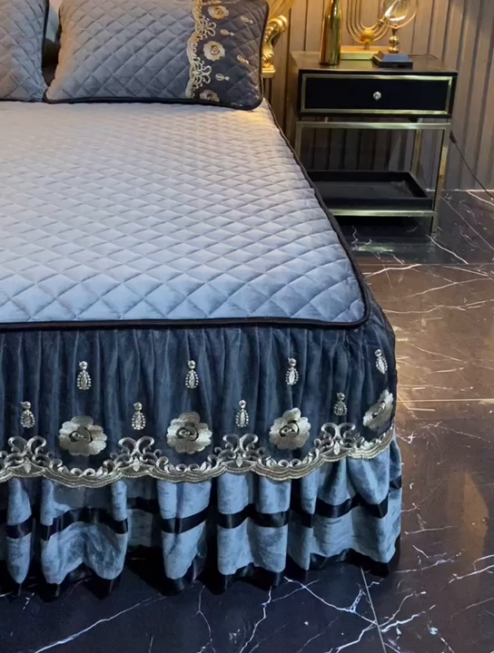 91家纺网 家纺一手货源 找家纺 能好家纺 2025新款亲肤舒适水晶绒夹棉床裙款系列四件套 灰